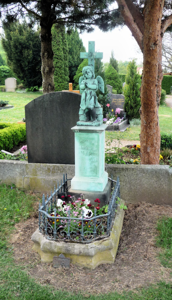 Kindergrab mit Steinkreuz und Engelstatue