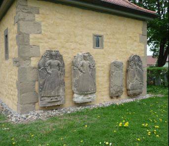 Grabsteine an einer Hauswand