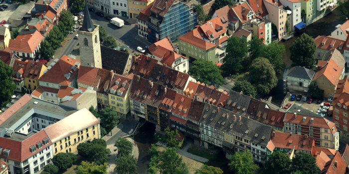 Luftaufnahme der Krämerbrücke mit Häuser und Gebäuden; links Ägidienkirche