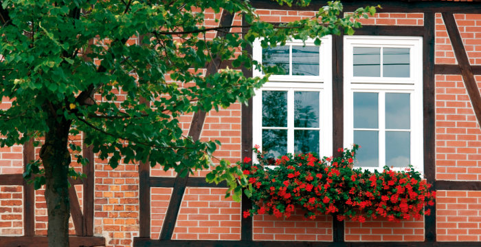 Fachwerkgebäude mit Blumenschmuck an Fensterkasten