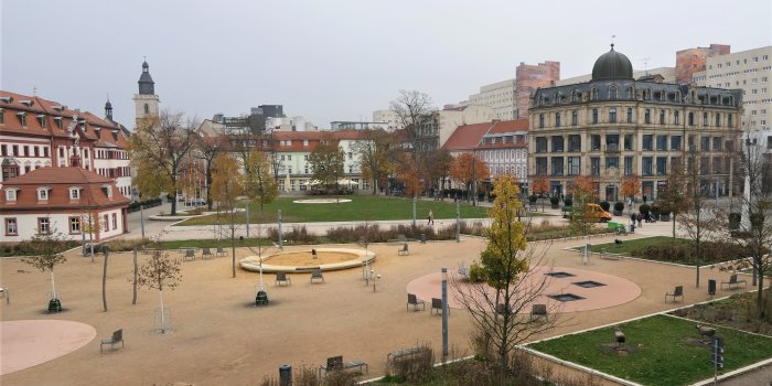 Erfurter Parkanlage im Herbst, im Zentrum der Spielplatz