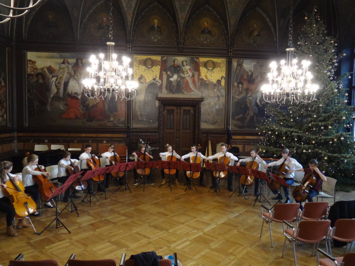 Ensemble Pico Cello 2015 Gruppe von Cellisten im Halbkreis sitzend