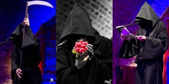 Kabarett "Der Tod" Kabarettist "Der Tod" in drei Posen, wie immer mit schwarzer Kutte und Kapuze, das Gesicht nicht erkennbar. Einmal mit Sense, Radieschen und am Mikrofon stehend.