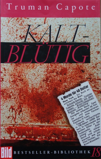 Romaneinband Kaltblütig von Truman Capote Der Romaneinband zeigt den Schriftzug "Kaltblütig" auf Blutbespritztem Untergrund. Am rechten Bildrand ist ein Ausschnitt einer Presseveröffentlichtung zum Erscheinen des Romans abgedruckt.