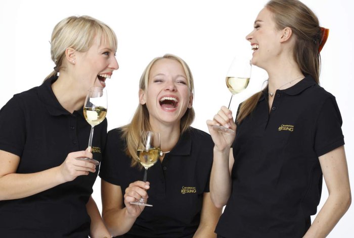 WeinSensorium Drei junge lachende Frauen mit Weingläsen