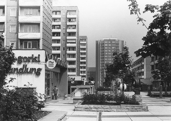 Das Wohngebiet Berliner Platz im Jahr 1988 Die Schwarz-Weiß-Aufnahme zeigt eine Plattenbausiedlung mit Hochbeeten im Fußgängerbereich im Jahr 1988.