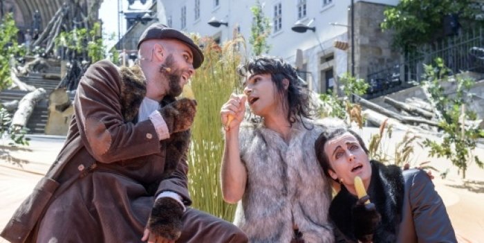 DomStufen-Festspiele für die Kleinen – Das Dschungelbuch Image für die Domstufenfestspiele für Kinder, drei Darsteller an den Domstufen