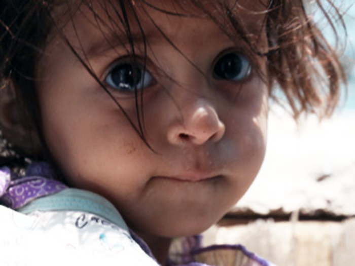 Dauerhaft helfen – Unicef Kopf eines kleinen Mädchens