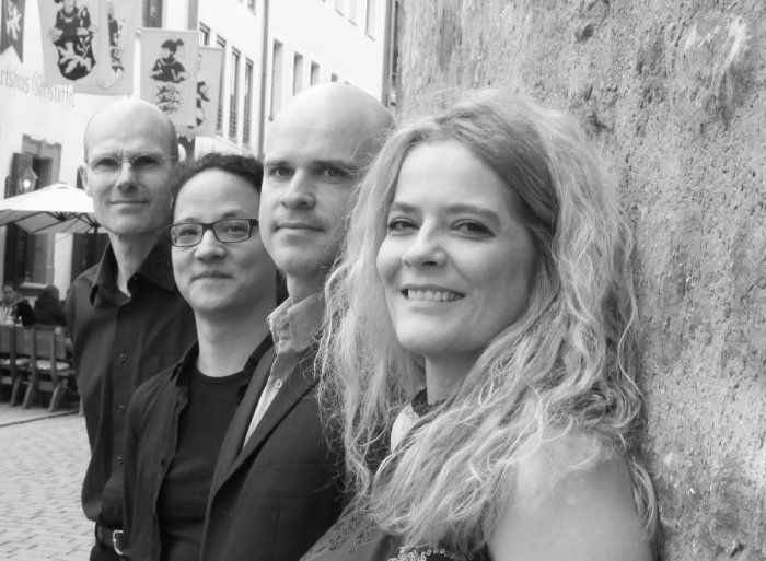 Nordic Nights mit Marion Minkus 2 weibliche und 2 männliche Personen in einer Reihe
