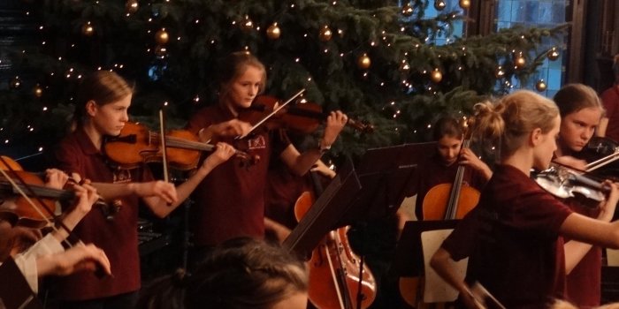 Foto: Das Kinderstreichorchester freut sich auf seinen Auftritt im stimmungsvollen Rathausfestsaal © Franke Junge Menschen musizieren.