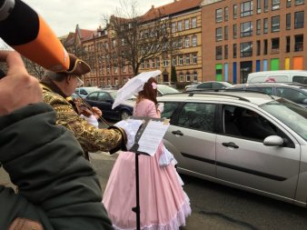 Foto: Bach an der Kreuzung 2016 © Stadtverwaltung Erfurt, H. Röder 2 Künstler in Barockkostümen am Schmidtstedter Knoten