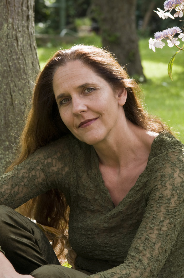 Britta Schwarz Die Sängerin Britta Schwarz sitzend vor einem Baum