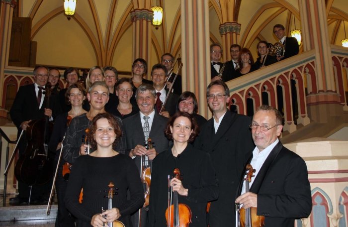 Akademisches Orchester Erfurt Die Mitglieder des Orchesters (ca. 20 Personen) stehen im neugotischen Treppenhaus des Erfurter Rathauses.