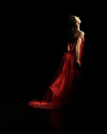 Sprich mit mir - Tanztheater mit Livemusik Tänzerin in rotem Kleid