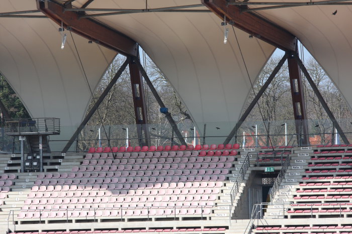 Sitzplätze Westtribüne Steigerwaldstadion Sitzplätze auf einer überdachten Stadiontribüne