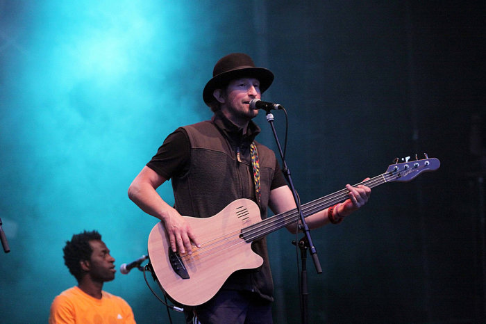 Strom & Wasser zwei Sänger, einer stehend mit E-Gitarre