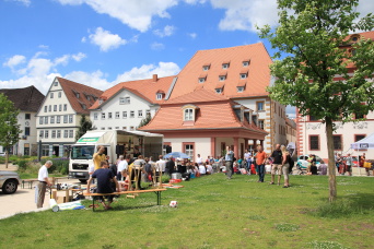 Tag der Nachhaltigkeit Parkanlage mit Menschen vor einer Bühne.