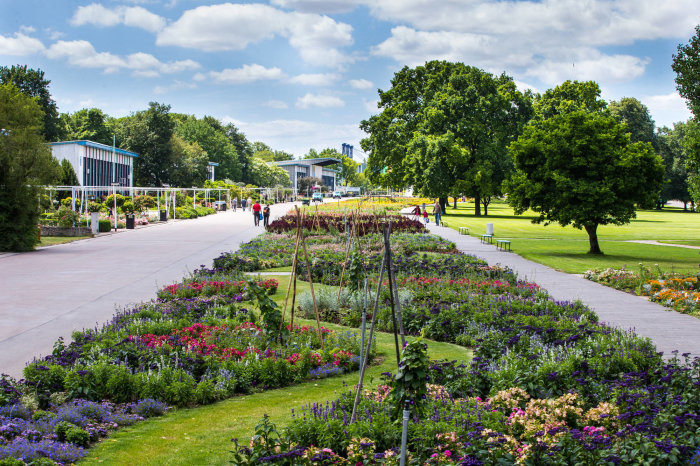 Egapark Entlang eines Hauptweges mit Blumen gestaltete Fläche