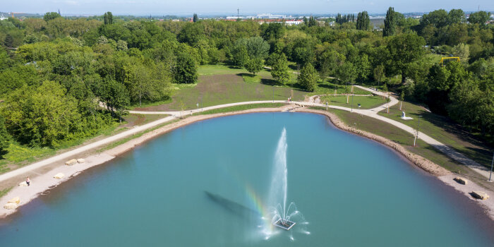 Luftaufnahme eines Teichs mit Fontäne