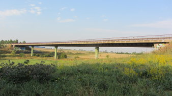 Brücke überspannt ein Tal