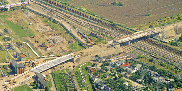 Luftaufnahme der Baustelle Bunsenstraße mit Brücken über Gleisen