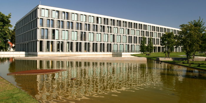 funktionales modernes Gebäude mit Wasserfläche