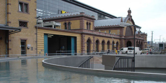 Bahnhofsgebäude mit Wasserfläche davor