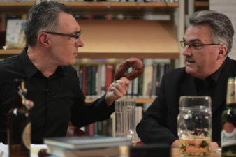 Carsten Rose und Dr. Steffen Raßloff sitzen an einem Tisch und philosophieren über verschiedene Biere. Eine Auswahl steht vor ihnen auf dem Tisch.