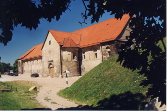 Das Gebäude der romanischen Peterskirche auf der Zitadelle Petersberg.