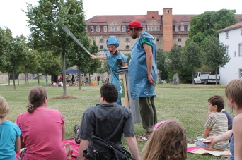 Szene des clownesken Umwelttheaterstücks "Talking Wood" im Bürgergarten zum Aktionstag "Petersberg er leben" am 5.7.2014