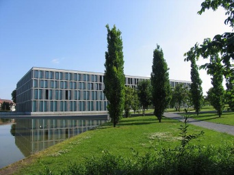 Außenansicht des Bundesarbeitsgerichtes auf dem Petersberg Das Gebäude des Bundesarbeitsgerichtes auf dem Erfurter Petersberg in der Außenansicht; im Vordergrund Wiese und Bäume