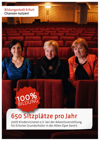 Drei Frauen sitzen im Saal der Alten Oper Erfurt. Darunter steht der Satz: "650 Sitzplätze pro Jahrstellt Kindervisionen e. V. bei der Adventsvorstellung für Erfurter Grundschüler in der Alten Oper bereit."