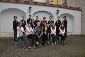 Das Gitarren-Pop-Orchester "Die Heißen Drähte" Die Musiker des Gitarren-Pop-Orchesters "Die Heißen Drähte" mit ihrem Orchesterleiter Frank Beierlein im Hof der Musikschule