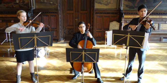 drei auf Streichinstrumenten musizierende Kinder im Rathausfestsaal