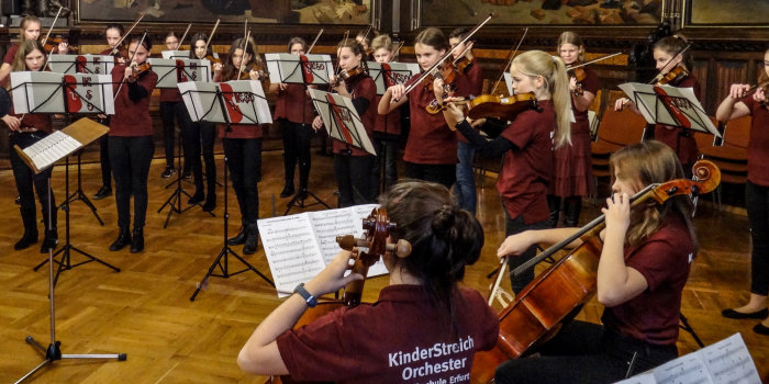Die jungen Musiker des Kinderstreichorchesters spielen im Rathausfestsaal