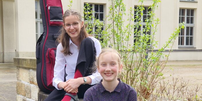 Die Schülerinnen Mona Schmidtpeter und Charlotte Keyßner waren erfolgreich beim 14. Roland-Zimmer-Jugendwettbewerb 