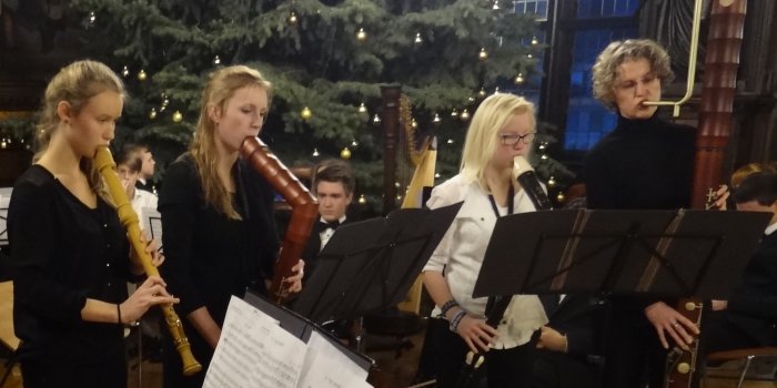 Das Blockflötenensemble mit seiner Leiterin Almut Freitag spielt beim Weihnachtskonzert im Rathausfestsaal