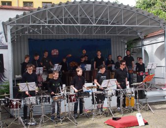 größere Band spielt im Hof der Musikschule