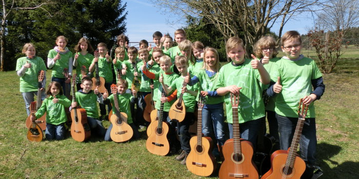 Foto: Das Kinderzupforchester bei einer Orchesterfreizeit in Heubach © Stadtverwaltung Erfurt / Chr. Laier Die Mitglieder des Kinderzupforchesters mit ihren Instrumenten bei der Orchesterfreizeit im Schullandheim Heubach
