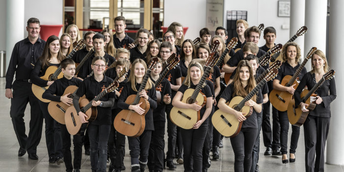 Foto: Das Jugendgitarrenensemble © Lutz Edelhoff Die Kinder des Jugendgitarrenensembles mit ihren Instrumenten im Foyer des Opernhauses