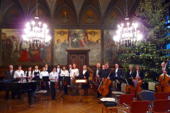 Das Collegium musicum im weihnachtlich geschmückten Rathausfestsaal