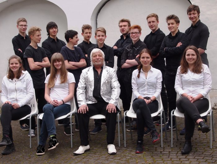 Das Gitarren-Pop-Orchester „Die Heißen Drähte“ 2016 Mädchen und Jungen im Hof der Musikschule