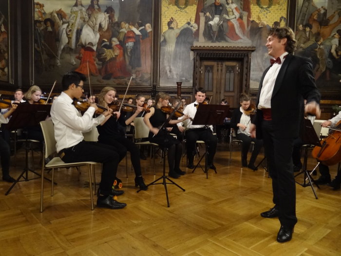 Das Jugendsinfonierorchester der Musikschule Jugendorchestermusiker mir Dirigenten im Festsaal des Rathauses