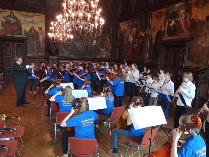 50 junge Musiker haben im Rathausfestsaal Aufstellung genommen.