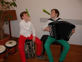 Kammermusik macht Spaß! Jonas Traubel und Linus Mach musizieren auf Akkordeon und Schlagzeug beim vorjährigen Wettbewerb.