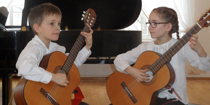 Franz und Mara mit ihren Gitarren im Saal der Musikschule