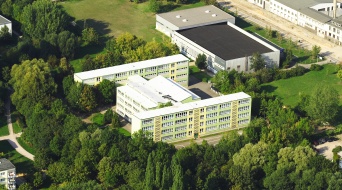 Auf dem Bild ist die Staatliche Gemeinschaftsschule 10, Mittelhäuser Str. 21a, Erfurt zu sehen