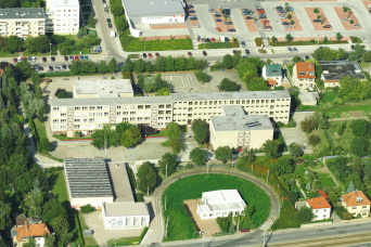 Luftbild der Grundschule am kleinen Herrenberg
