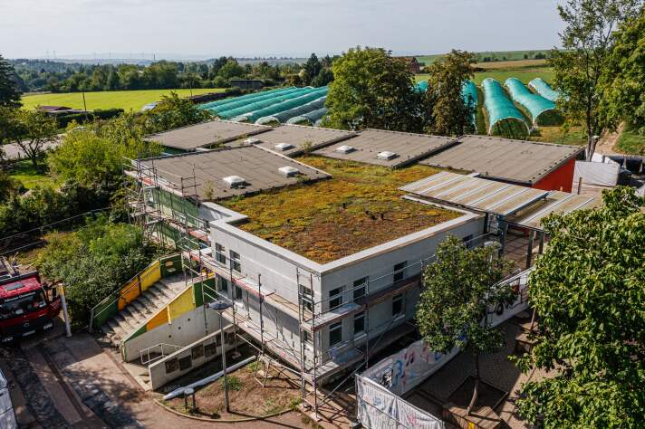 Das Foto zeigt eine Luftaufnahme der Gebäude für die zukünftige Mensa der Gemeinschaftsschule "Steigerblick".