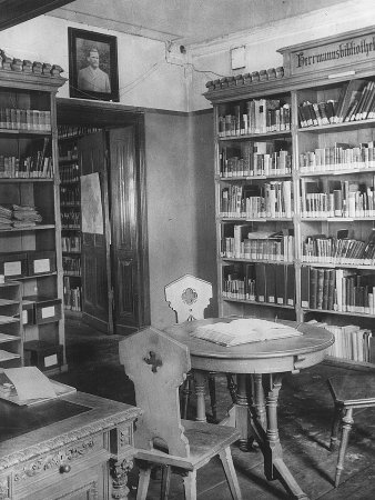 Blick ins Direktorenzimmer des Stadtarchiv im Rathaus mit der Herrmannsbibliothek vor dem Umbau 1936